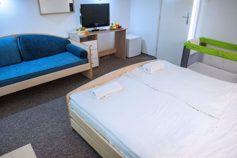 Bedroom 3, CE Napfény Hotel, Siófok