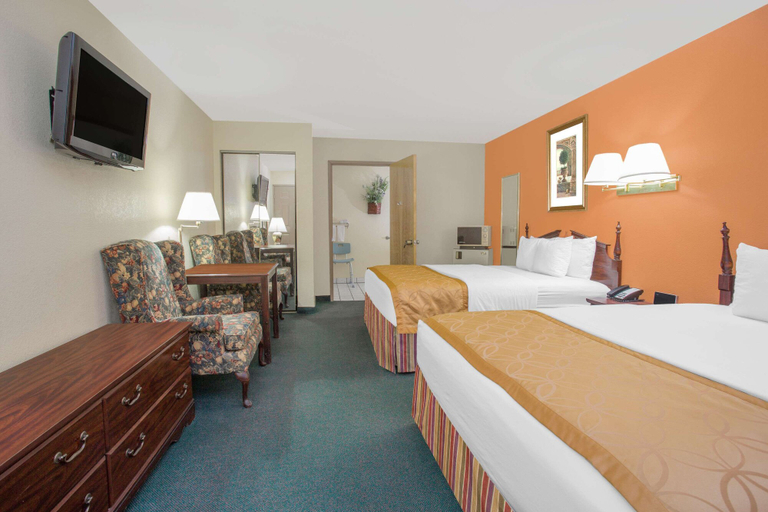 Bedroom 4, Days Inn & Suites by Wyndham Red Rock-Gallup, McKinley