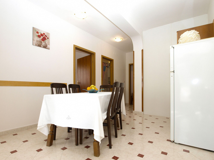 Others 4, Apartment 1965, Pula