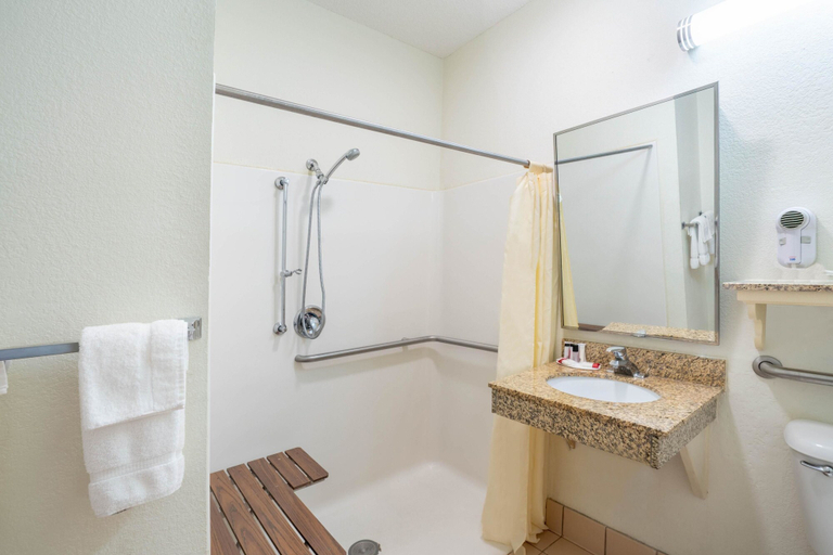Bathroom 4, Baymont by Wyndham Albany, Clinton