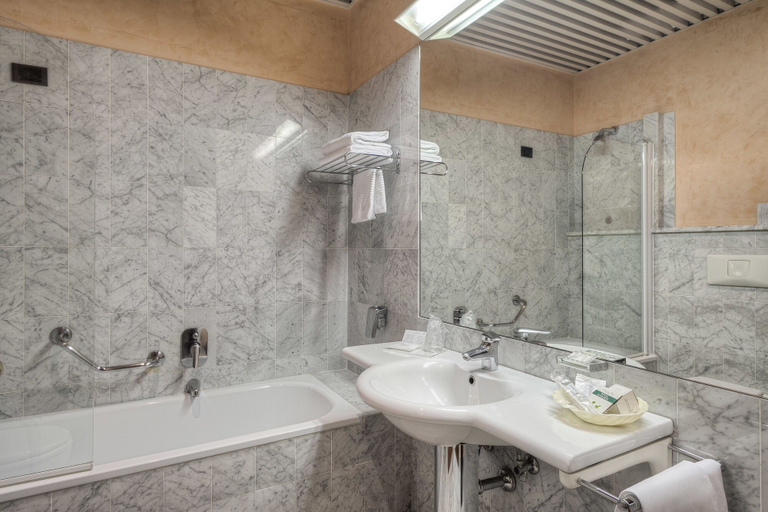 Bathroom 4, Hotel Petra, Roma