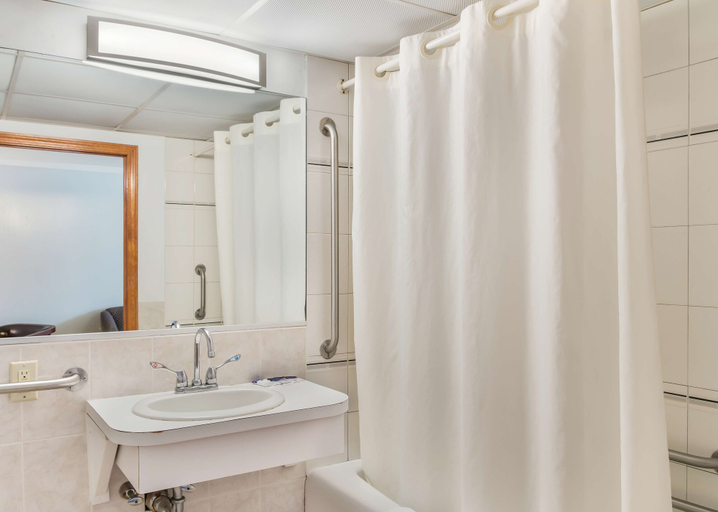 Bathroom 5, Americas Best Value Inn & Suites Hyannis Cape Cod, Barnstable