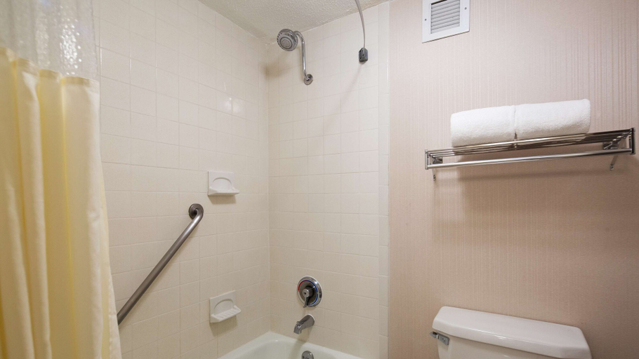 Bathroom 4, Best Western Springfield West Inn, Hampden