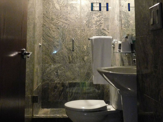 Bathroom 3, The Ridge Hotel, New York
