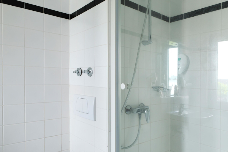 Bathroom 5, TRYP by Wyndham Bremen Airport, Bremen