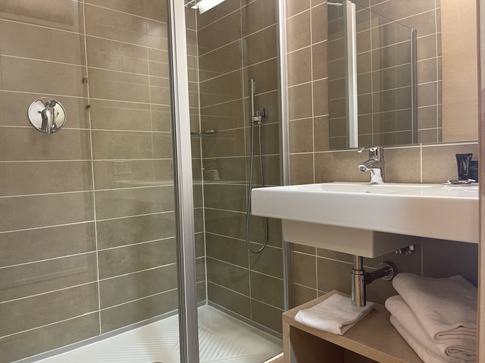 Bathroom 5, Garda Sporting Club Hotel, Trento