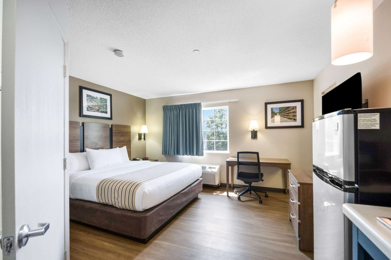 Bedroom 3, Suburban Studios Sterling - Washington Dulles, Loudoun