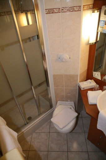 Bathroom 4, Kyriad Chateauroux, Indre
