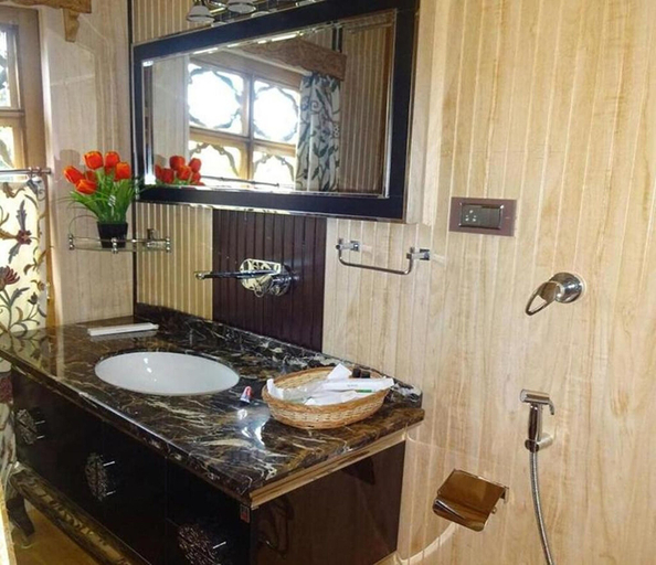 Bathroom 3, WelcomHeritage Gurkha Houseboats, Srinagar