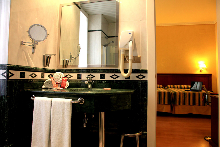 Bathroom 5, Hotel Cervantes, Sevilla