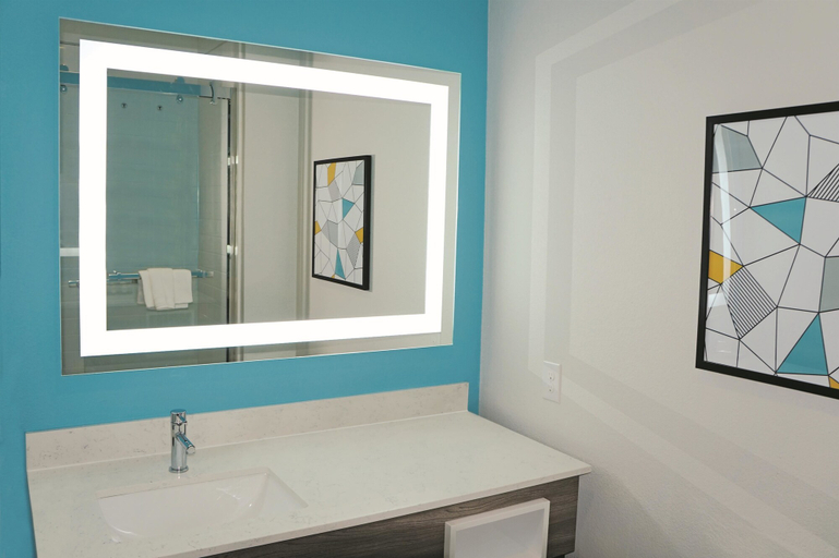 Bathroom 4, La Quinta Inn & Suites by Wyndham Richmond-Sugarland, Fort Bend