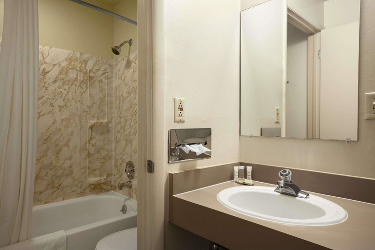 Bathroom 4, Super 8 by Wyndham Idaho Falls, Bonneville
