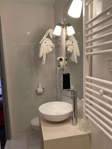Bathroom 5, Hôtel Kyriad Quimper Sud, Finistère