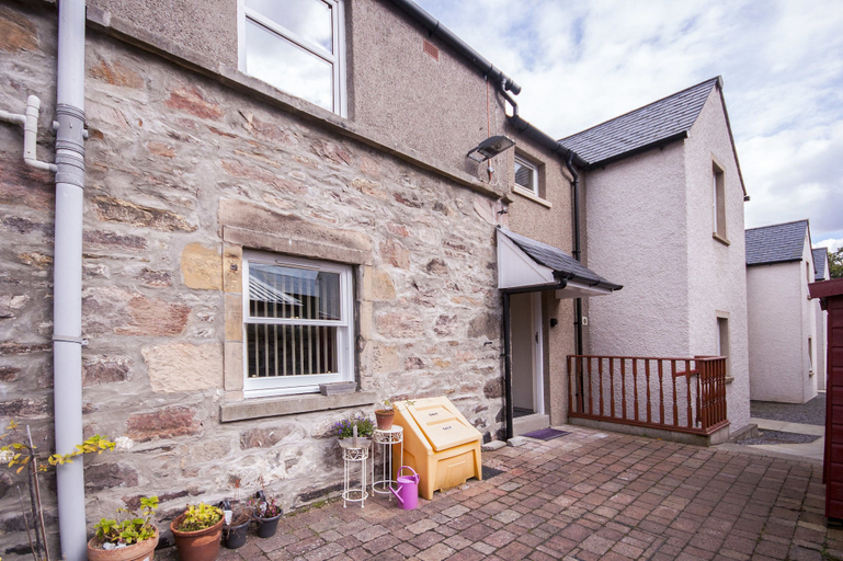 Exterior & Views 2, 3 Varis Apartments, Moray