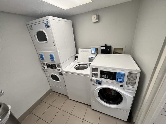 Bathroom 4, Motel 6 Council Bluffs, IA - Omaha East, Pottawattamie
