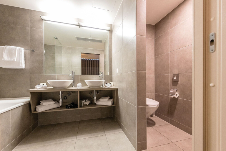 Bathroom 5, Lake Geneva Hotel, Genève