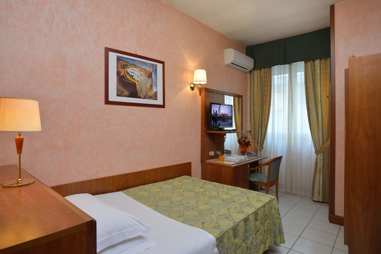 Bedroom 4, Hotel Astor, Bologna