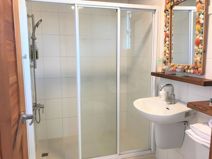 Bathroom 4, Kenting Comic B&B, Pingtung