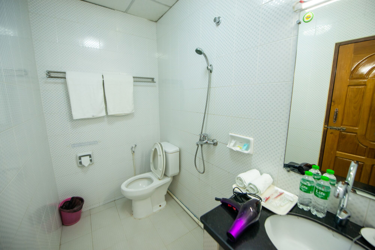 Bathroom 4, Yangon Urban Hotel, Yangon