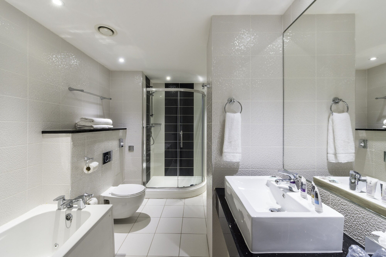 Bathroom 5, Mercure St Helens, Saint Helens
