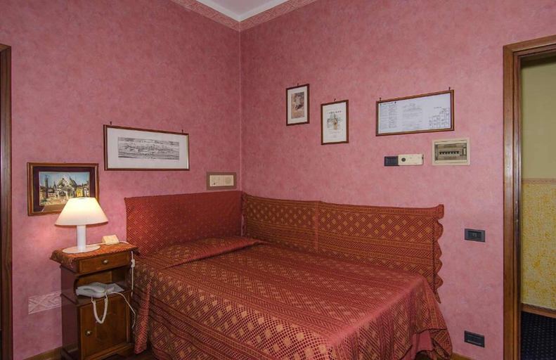 Bedroom 3, Hotel Rex, Lucca