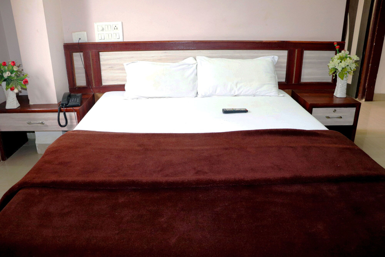 Bedroom 2, Hotel Raj Palace, West Nimar