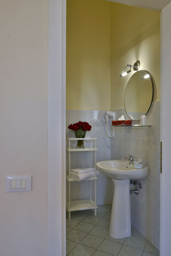 Bathroom 5, Lucca in Villa San Donato, Lucca