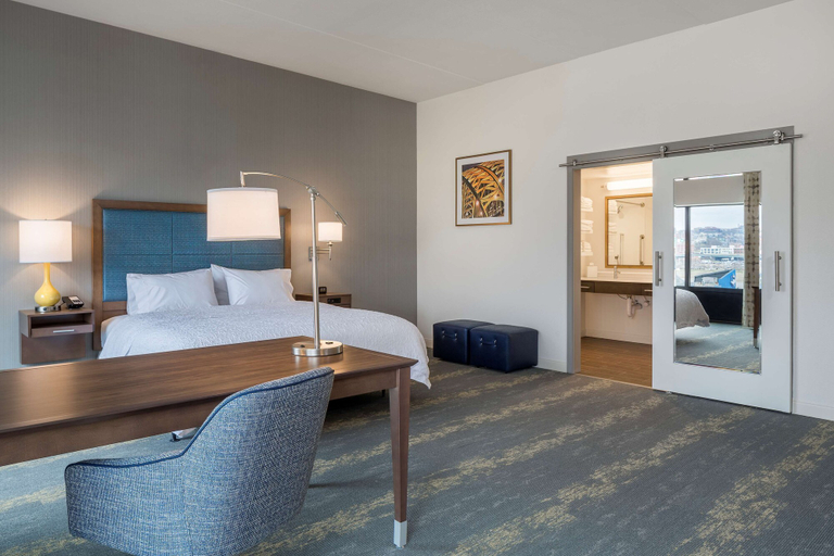 Bedroom 4, Hampton Inn & Suites Newport/Cincinnati, Campbell