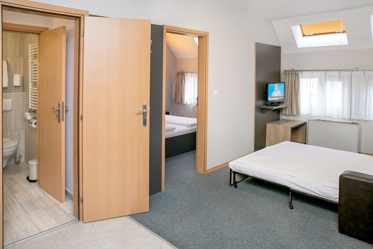 Bedroom 3, Hotel Niky, Stolichna