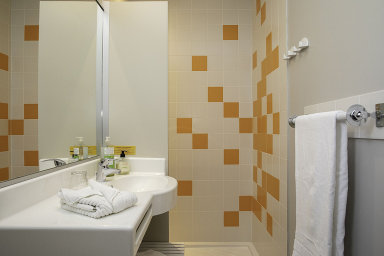 Bathroom 4, The Originals Résidence, Hôtel de Ré, Charente-Maritime