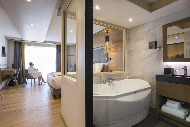 Bathroom 4, Hôtel Alparena & Spa, Savoie