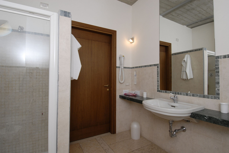 Bathroom 5, Albergo Bianchi Stazione, Mantua