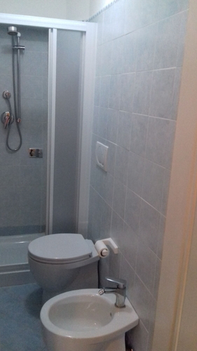 Bathroom 3, Hotel Moranna, Lucca