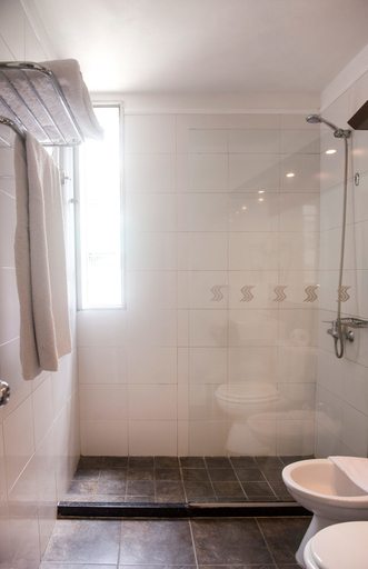 Bathroom 4, 27 Suites Apart Hotel, Montevideo