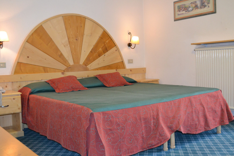 Bedroom 2, Hotel Corona, Trento