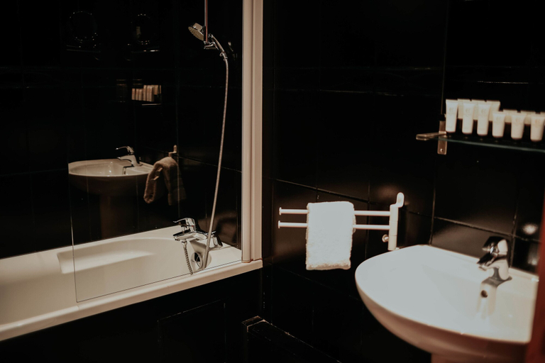 Bathroom 3, Cecyl Hotel, Marne