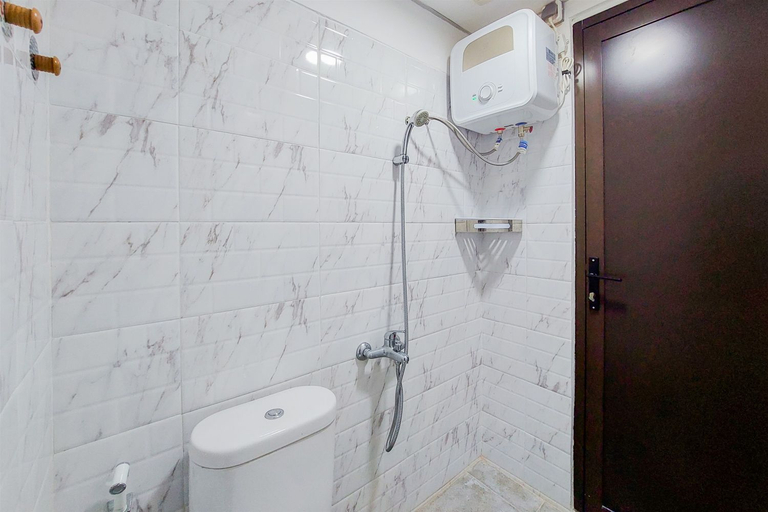 Bathroom 5, Modern Look and Comfortable 2BR Serpong Greenview Apartment By Travelio, Tangerang Selatan