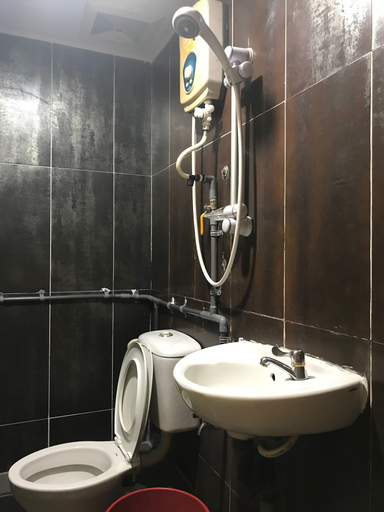 Bathroom 5, Iskandar Sinsuran Guesthouse, Kota Kinabalu