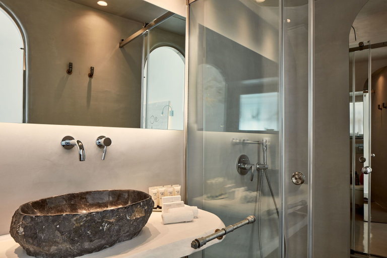 Bathroom 5, Homeric Poems, South Aegean