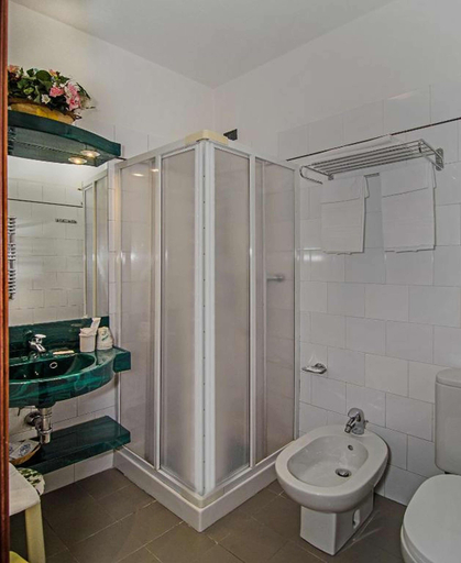 Bathroom 4, Hotel Rex, Lucca
