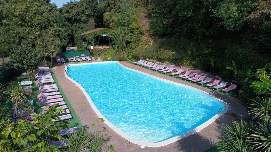 Seven Hills Village, Rome