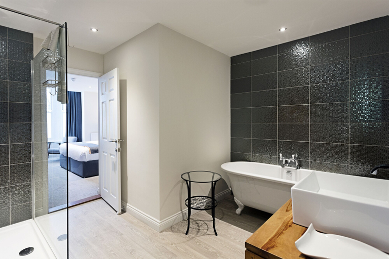 Bathroom 4, Andover House Hotel & Restaurant - Adults only, Norfolk