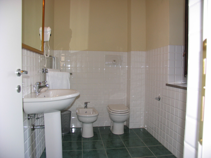 Bathroom 2, Casa Orioles, Palermo
