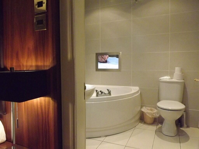 Bathroom 3, Glazert Country House Hotel, East Dunbartonshire
