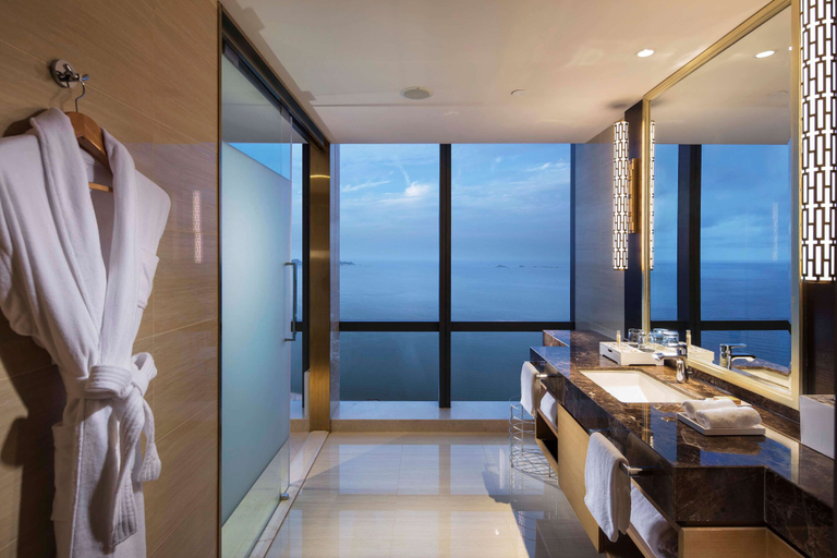 Bathroom 5, Hilton Yantai, Yantai