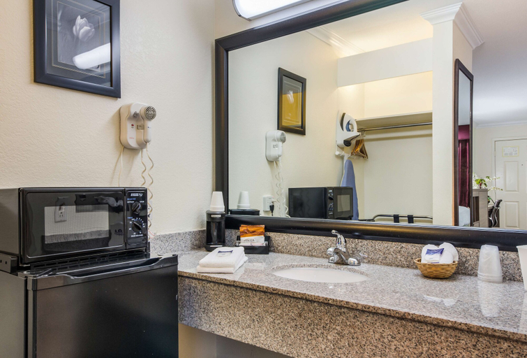 Bathroom 4, Americas Best Value Inn Columbus, TX, Colorado