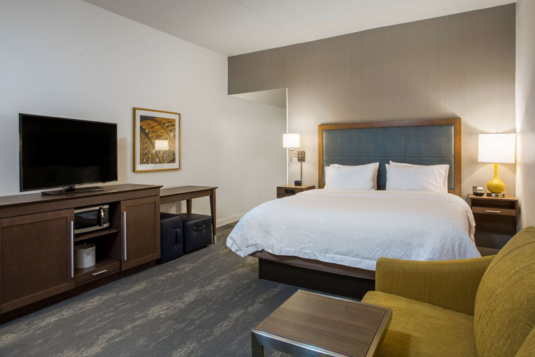 Bedroom 4, Hampton Inn & Suites Newport/Cincinnati, Campbell