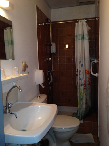 Bathroom 5, Hôtel de Genève, Hautes-Pyrénées