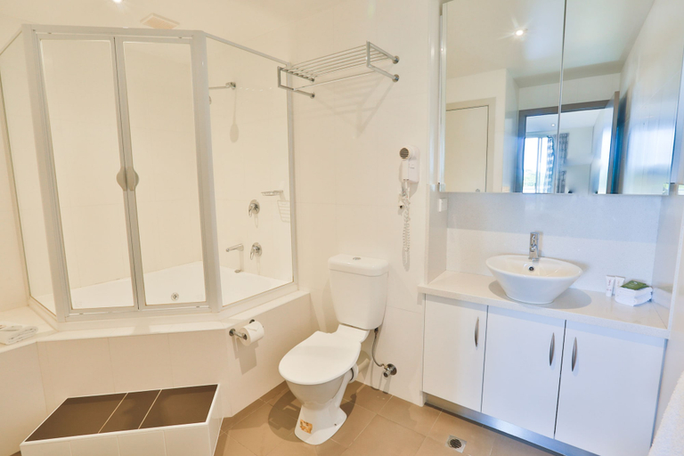 Bathroom 5, Lady Bay Resort, Warrnambool