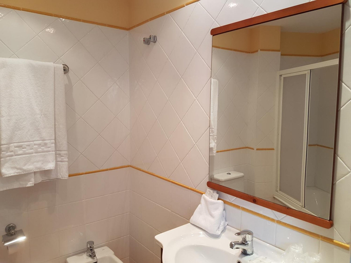 Bathroom 4, Faro de San Vicente, Cantabria